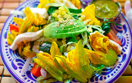 ensalada de flor de calabaza y amaranto